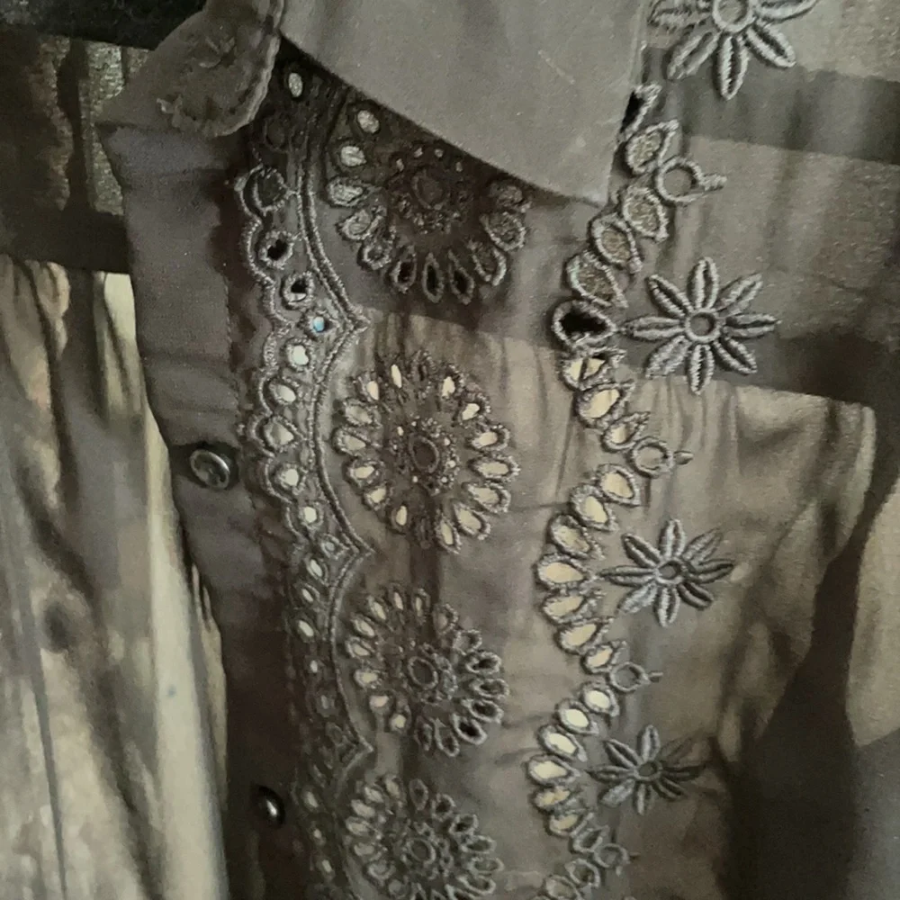 Button down blouse - Picture 3 of 3